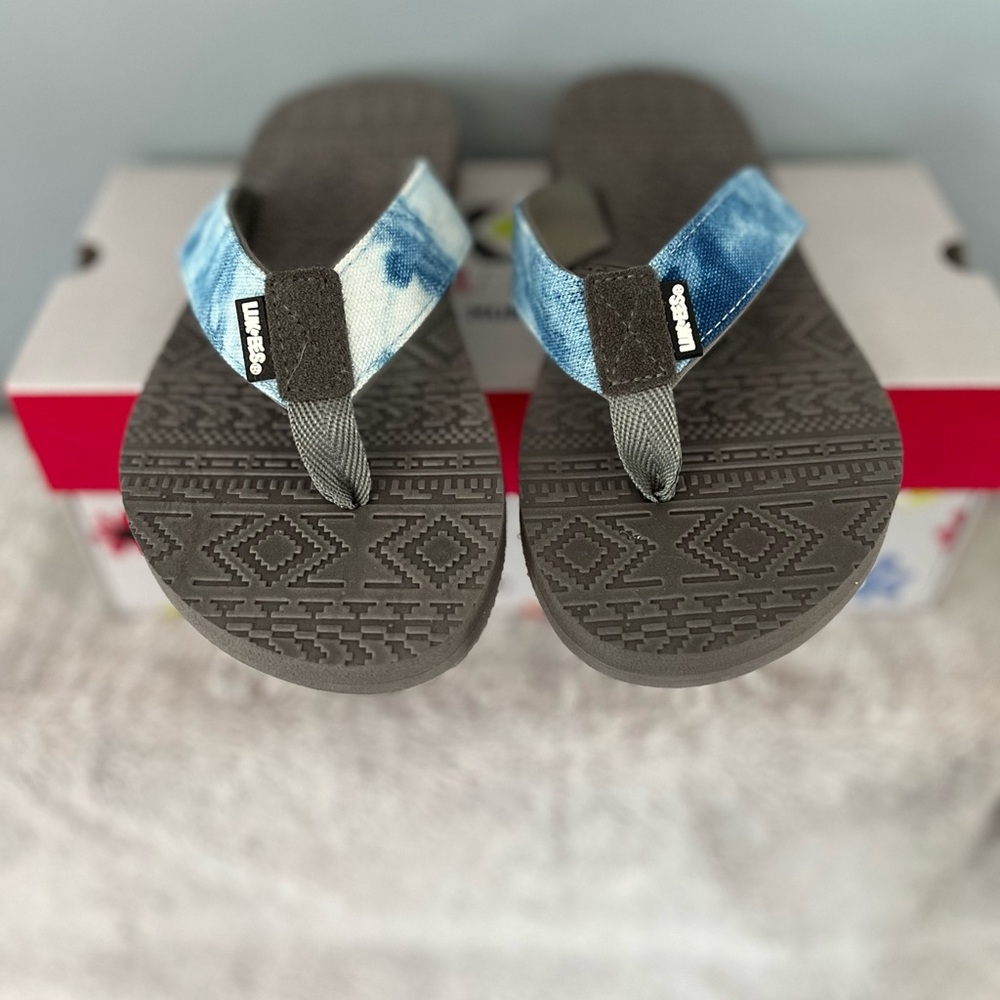 NIB Women’s FLIP FLOPS Muk Luks Lukees Sz 7 EMMA Denim Blue TIE DYE Sandals